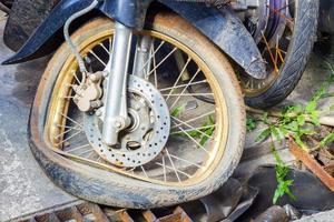 motocicleta se estrelló en la carretera foto