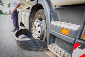 Camión semi camión de 18 ruedas dañado estalló los neumáticos por autopista foto