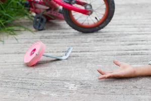 Foto horizontal de primer plano en bicicleta por accidente infantil