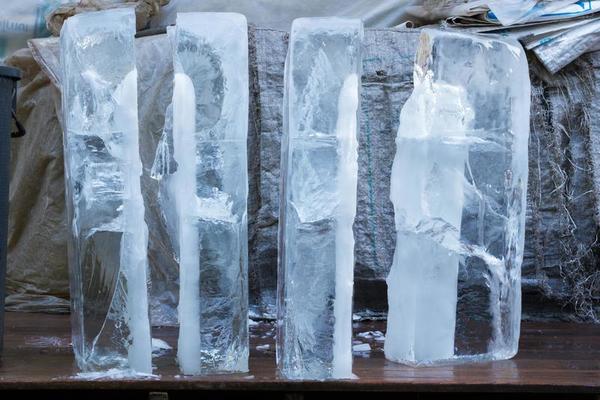 https://static.vecteezy.com/system/resources/thumbnails/003/088/900/small_2x/big-ice-cubes-in-thai-market-for-sale-photo.jpg