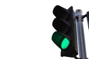 Color verde en el semáforo aislado sobre fondo blanco. foto