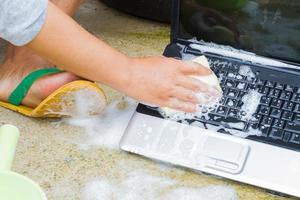 Primer ordenador portátil de limpieza con jabón para lavar platos foto