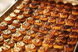 Cortar galletas saladas picantes, pastelería y panadería. foto