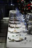 decoraciones de la mesa de comedor de invitados de boda, cena de ceremonia de boda foto