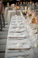 decoraciones de la mesa de comedor de invitados de boda, cena de ceremonia de boda foto