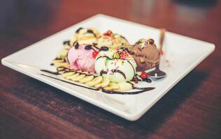 helado sundae vainilla fresa chocolate limón bolas con plátano foto