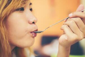 hermosas mujeres jóvenes disfrutan comiendo con helado sundae. foto