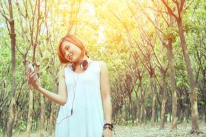 concepto de estilo de vida de mujer. joven asiática escuchando música disfrutando. foto