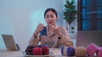 femme asiatique faisant passe-temps en cousant et en tricotant un crochet fait main video