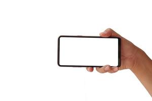 Sostenga un teléfono con una pantalla blanca horizontalmente aislado sobre un fondo blanco con el trazado de recorte.