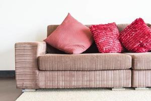 Hermosa almohada en la decoración del sofá en la sala de estar foto