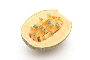 Melón cantalupo sobre fondo blanco. foto