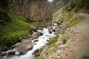 karadeniz rize cat village stream, turquía, vista de la meseta foto