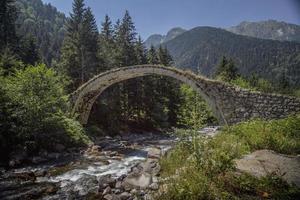 Pequeño puente viejo en una meseta en las montañas Kackar foto