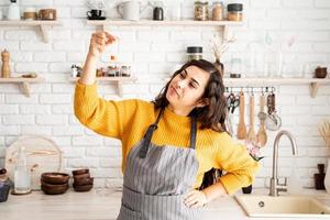 mujer, colorear, huevos de pascua, en la cocina foto