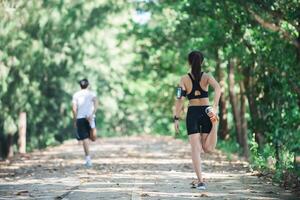 hombre y mujer estirando juntos en el parque. foto