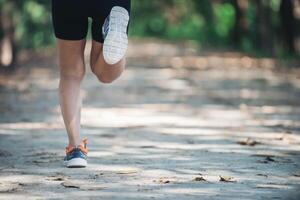 trasero de una mujer sana durante el jogging por la mañana en el parque. foto