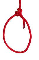 Bowline nudo hecho de cuerda sintética roja aislado sobre fondo blanco. foto