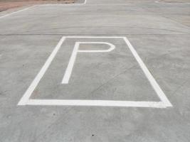 Señal de estacionamiento blanca en el suelo sin ninguna flecha. foto