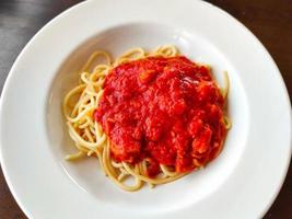 espaguetis italianos saludables con salsa de tomate foto
