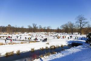 el parque más grande de praga stromovka en el invierno nevado foto