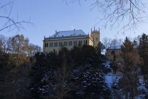 el parque más grande de praga stromovka en el invierno nevado foto