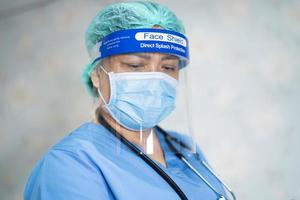 médico asiático con traje de ppe para proteger el coronavirus covid-19 foto