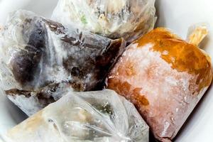 alimentos congelados en bolsas de plástico de embalaje foto