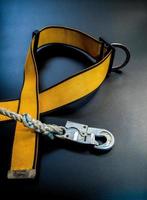 gancho y cuerda con cinturón amarillo de equipo de seguridad foto