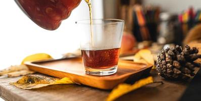 café en una taza sobre el escritorio en otoño foto