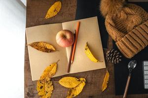 café en una taza sobre el escritorio en otoño foto