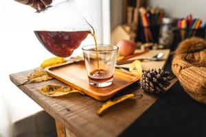 café en una taza sobre el escritorio en otoño foto