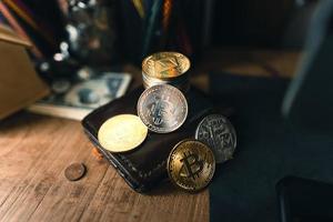 monedas bitcoin en un escritorio de madera foto