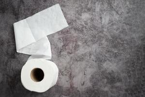rollos de papel higiénico blanco puro en el suelo. foto