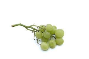 Un racimo de uvas verdes frescas sobre el fondo blanco. foto