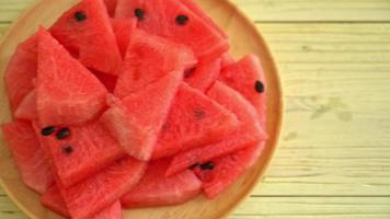verse watermeloen gesneden op bord