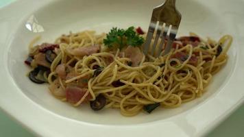 Stir fried spaghetti with bacon and garlic video