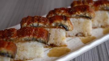 sushi d'unagi ou d'anguille - style de cuisine japonaise video