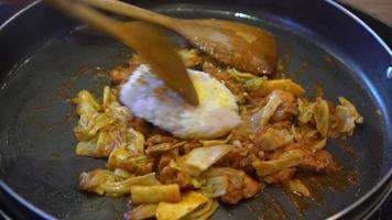 poulet sauté au chou et pâte coréenne - dakalbi video