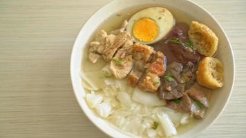 pasta de farinha de arroz ou massa chinesa cozida quadrada com carne de porco video