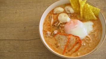 nouilles de vermicelles de riz avec boulette de viande, porc rôti dans une soupe épicée video