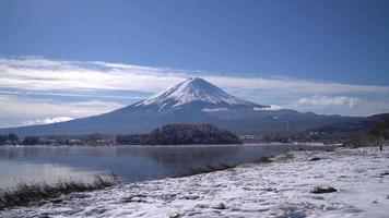 montagna fuji con lago in giappone video