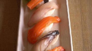 frischer roher Fisch Nigiri Sushi video
