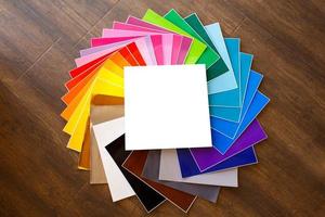 Montón trenzado de coloridas hojas de 12 x 12 de caja de papel adhesivo aislado foto
