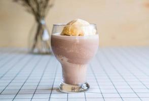 frappé de chocolate con helado de vainilla encima foto