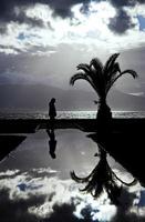 vista al mar y una silueta de hombre en el agua foto