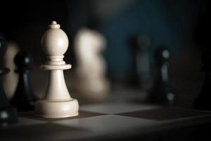 estrategia jugando al ajedrez foto