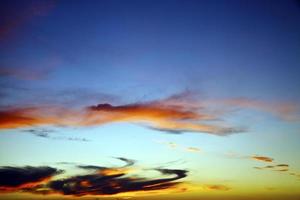 nubes suaves oscuras y brillantes en el cielo foto