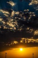 nubes suaves oscuras y brillantes en el cielo foto