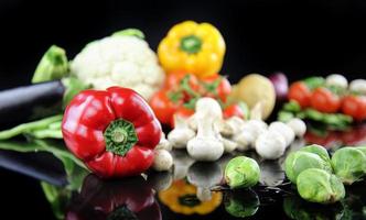 mezcla fresca y saludable de composición vegetal cruda foto